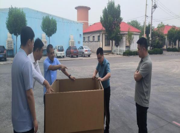 李總協(xié)同供應(yīng)部、青島合興包裝廠進行現(xiàn)場研究探討