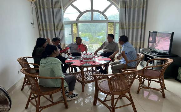 工信局吳局長、備案科董科長及秦皇臺陳鄉(xiāng)長、應急辦主任等一行對健達項目建設進行實地考察